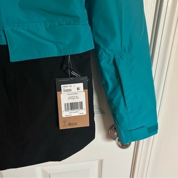 THE NORTH FACE Garner Triclimate Ski Jacket in Enamel Blue/TNF Black/Enamel Blue - Picture 10 of 16